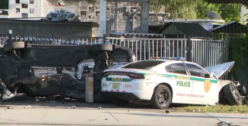 Delincuentes estrellaron auto robado contra patrulla en Miami; oficial sufre conmoción cerebral