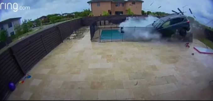 ¡Escalofriante! Mujer perdió el control de su carro y terminó en la piscina de una casa en Miami (Video)