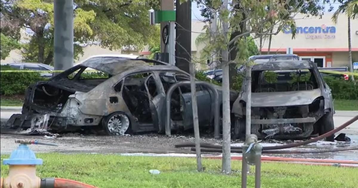 Choque en gasolinera dejó dos autos carbonizados en Miami Gardens