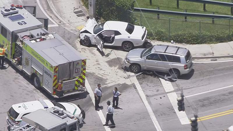 Accidente automovilístico en el noreste de Miami-Dade dejó 2 adultos y 4 niños heridos