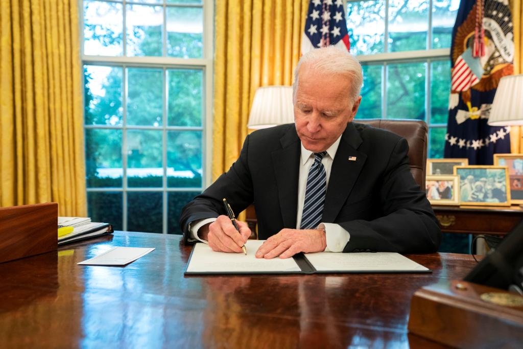 Biden firmó orden para nuevas medidas de ciberseguridad tras ataque a oleoducto