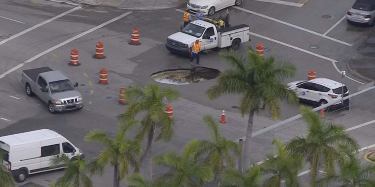 ¡Tome precauciones! Reparan gigantesco agujero en calle de Coconut Grove