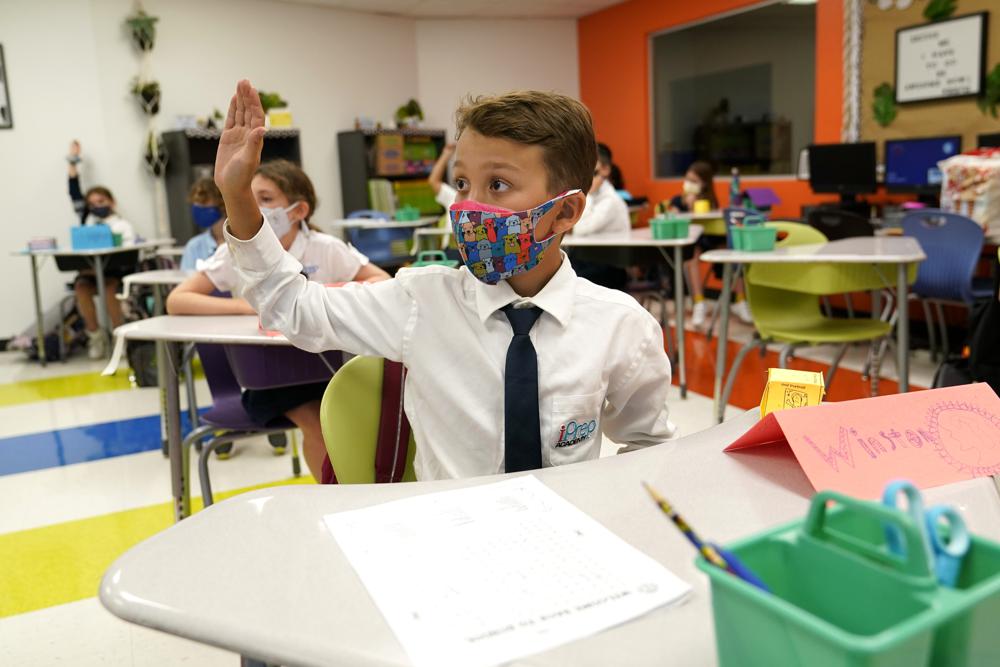 Juez pide no penalizar distritos escolares por uso de mascarillas en Florida