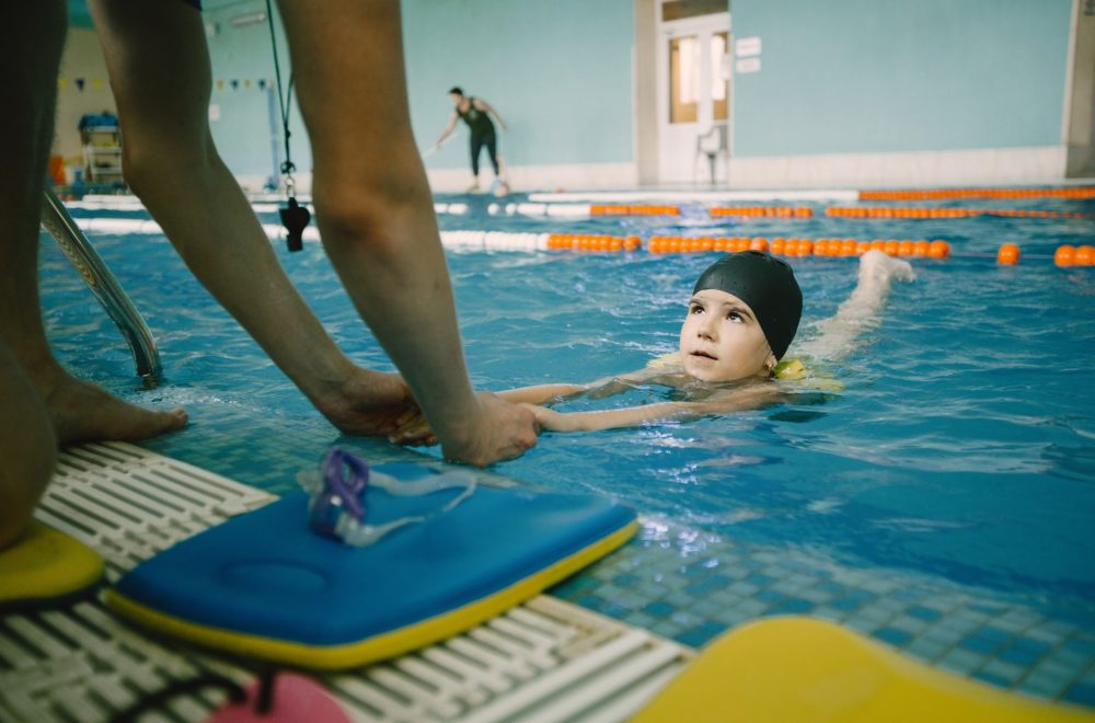 Florida combatirá casos de ahogamiento infantil con clases de natación gratis