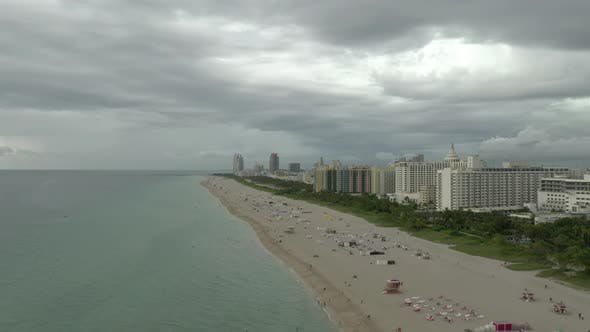Clima lluvioso al sur de Florida y nube en forma de embudo en Miami Springs