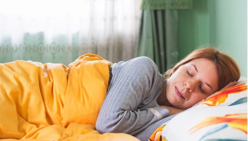 Explicación científica de por qué dormir con cobija aunque haga calor