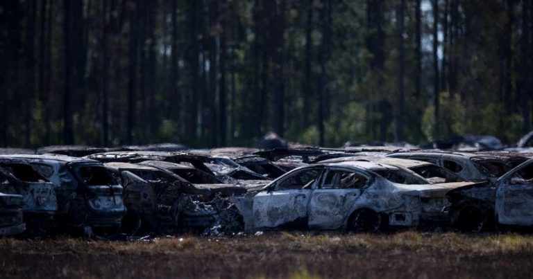 Fuego acabó con 3.500 autos de alquiler en Florida