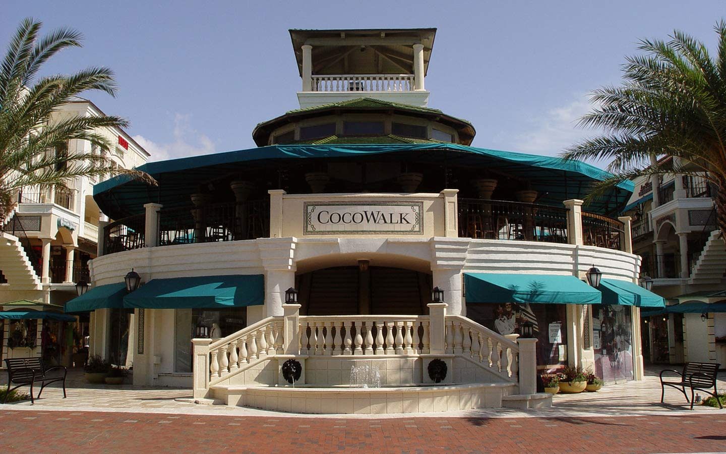 Centro comercial CocoWalk reabre sus puertas en Miami, tras un cambio de imagen radical