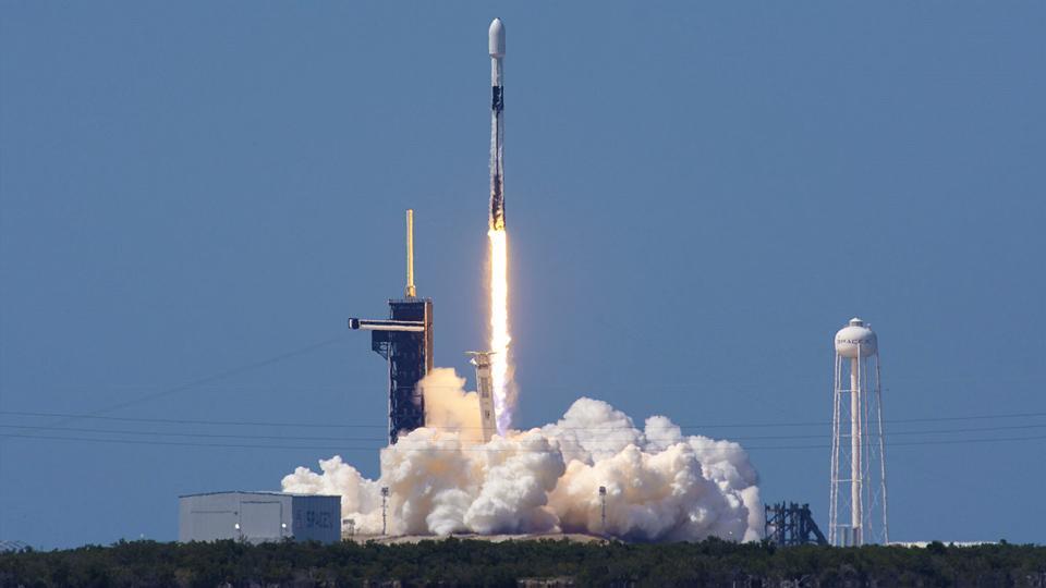 Cohete de SpaceX despega con más de un centenar de satélites a bordo