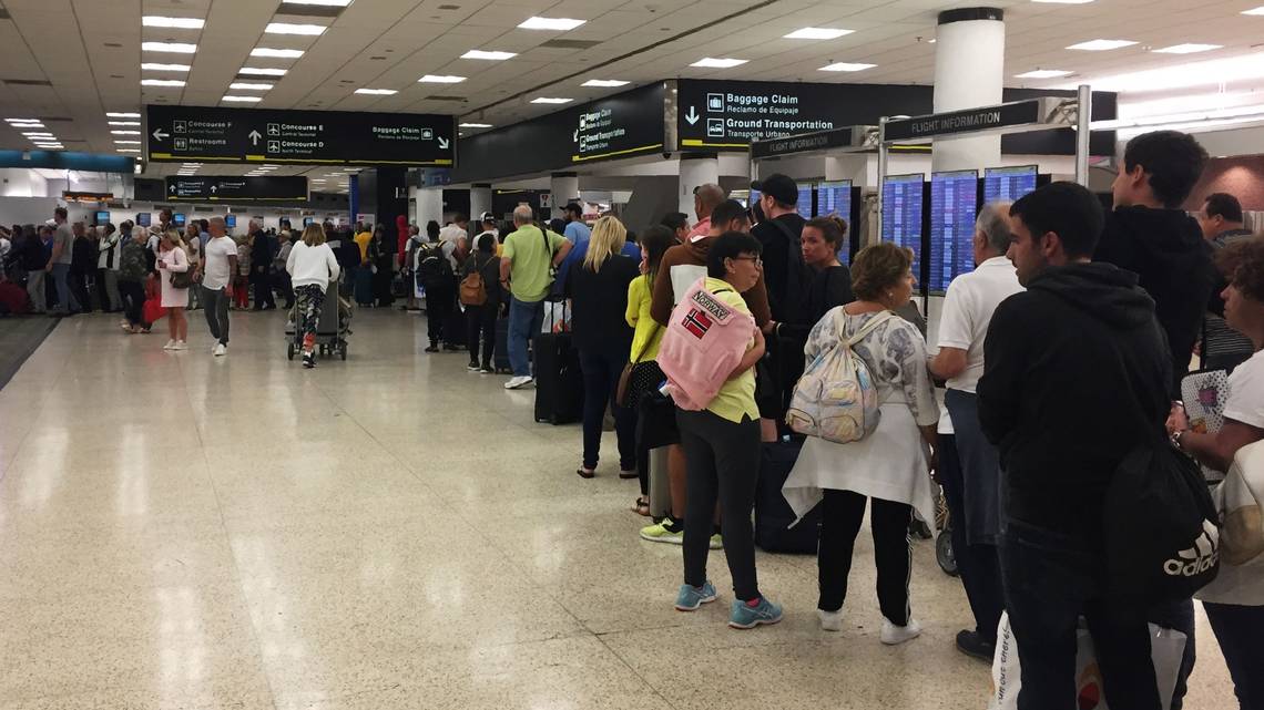 Aeropuertos de Florida colapsan por víspera de Acción de Gracias