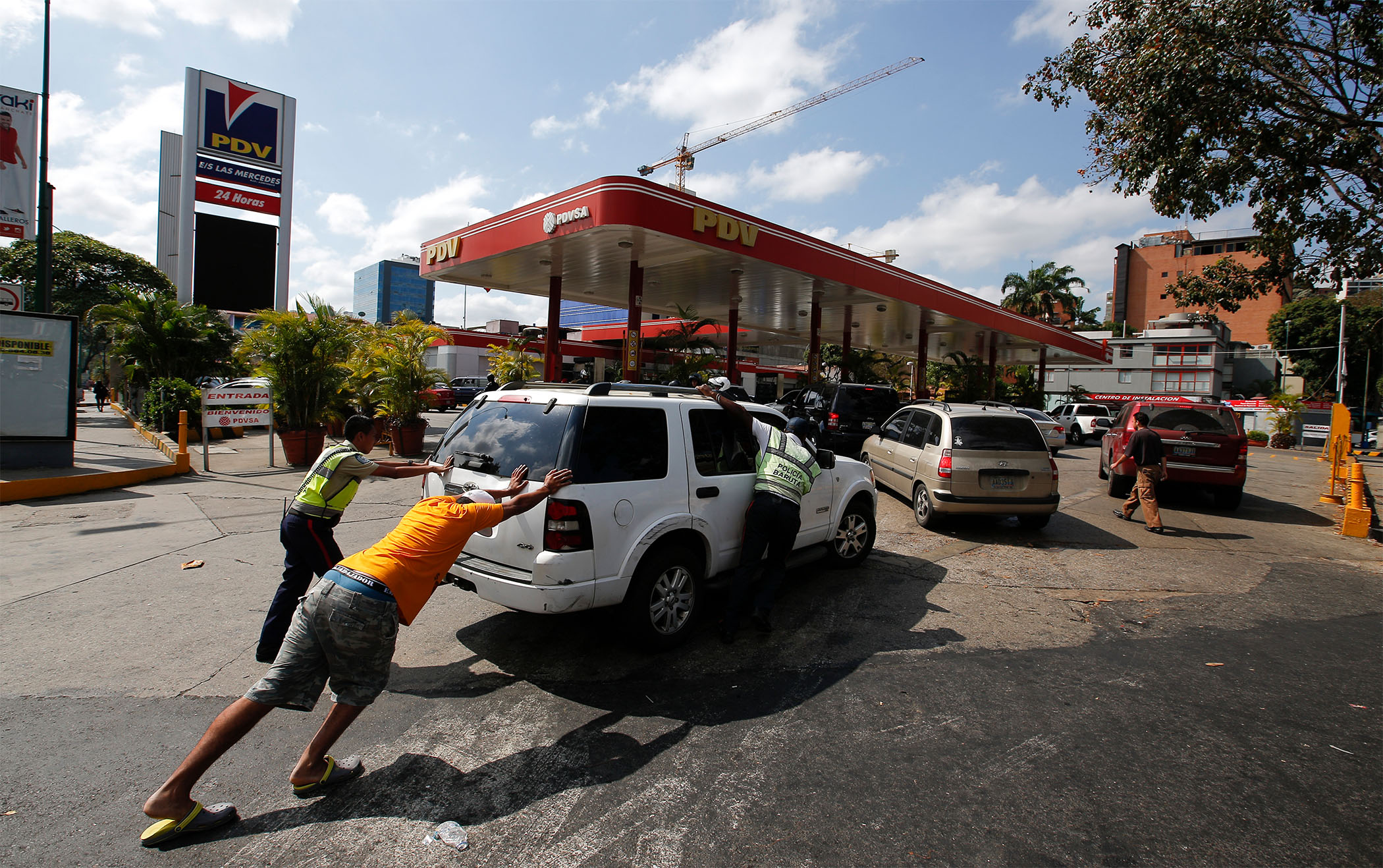 Ante escasez venezolanos “cazan” gasolina por Whatsapp