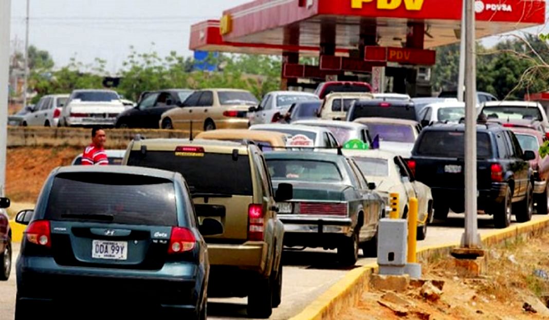 Escasez de gasolina en Venezuela se sigue agudizando