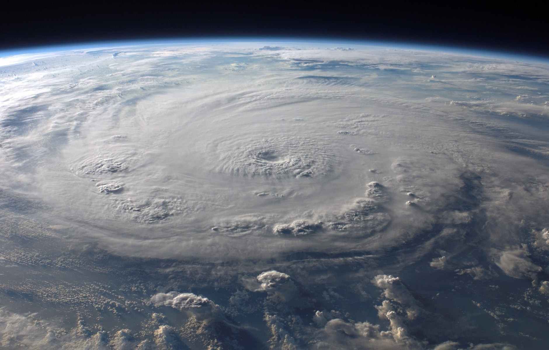 “Goni”, la tormenta tropical más fuerte de la Tierra, se vuelve tifón y avanza hacia Filipinas