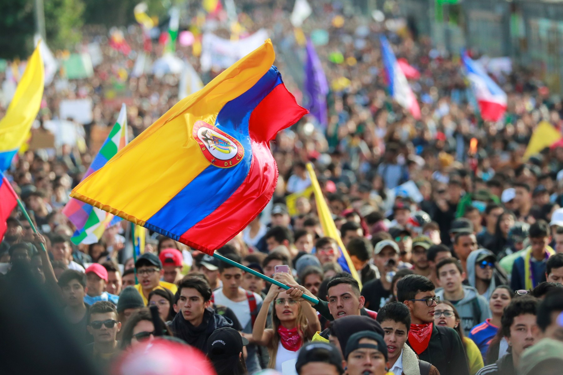 Crisis en Colombia se complica tras desacuerdos y bloqueos en carreteras