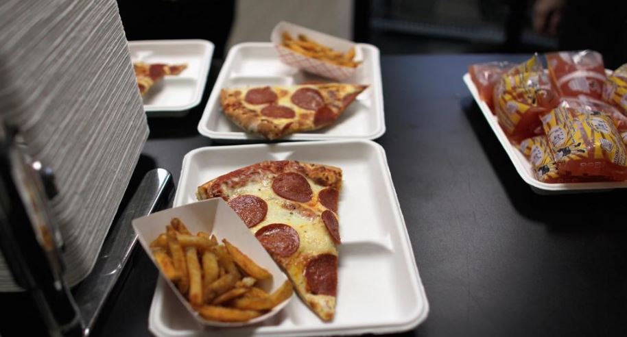 Trump ordenó regreso de pizzas, hamburguesas y papas fritas a comedores escolares en Florida