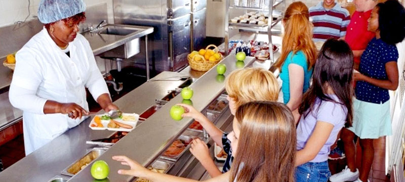 USDA extiende entrega de comidas escolares gratuitas hasta el próximo año