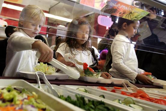 Hombre pagó la deuda de almuerzo escolar de 400 niños en Florida