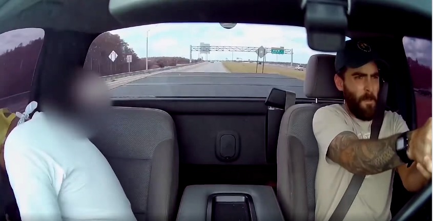 ¡De película! Un conductor rompe su propio parabrisas para disparar a otro auto (VIDEO)