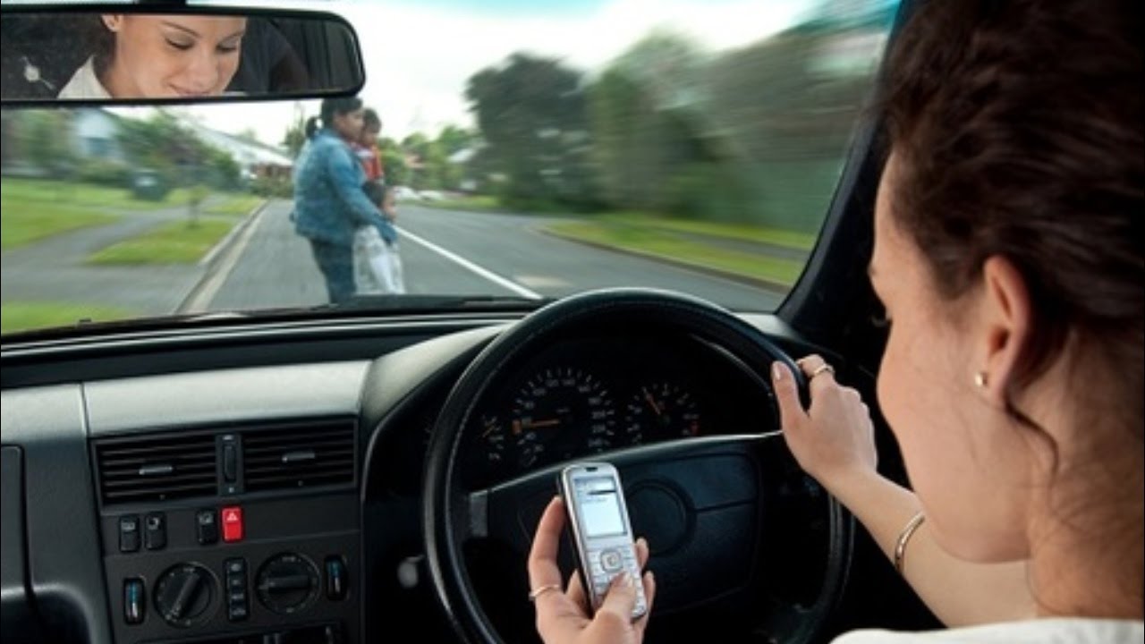 Socorrista le recuerda al público los peligros de conducir distraído