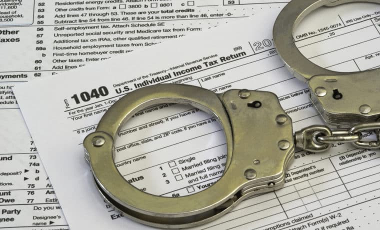 ¿Qué consecuencias trae presentar una declaración fraudulenta al IRS?