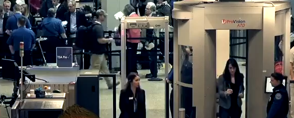 Mujer logra abordar un avión sin identificación ni boleto