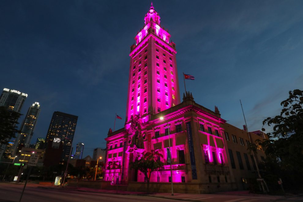 Torre de la Libertad iluminada de color púrpura por el mes de concientización sobre el Lupus