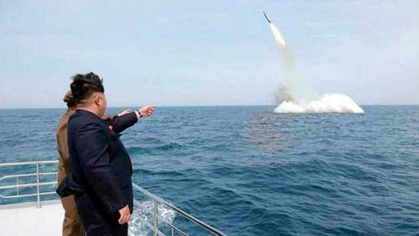 Kim Jong-un supervisó ensayo de un nuevo sistema de misiles guiados de gran calibre