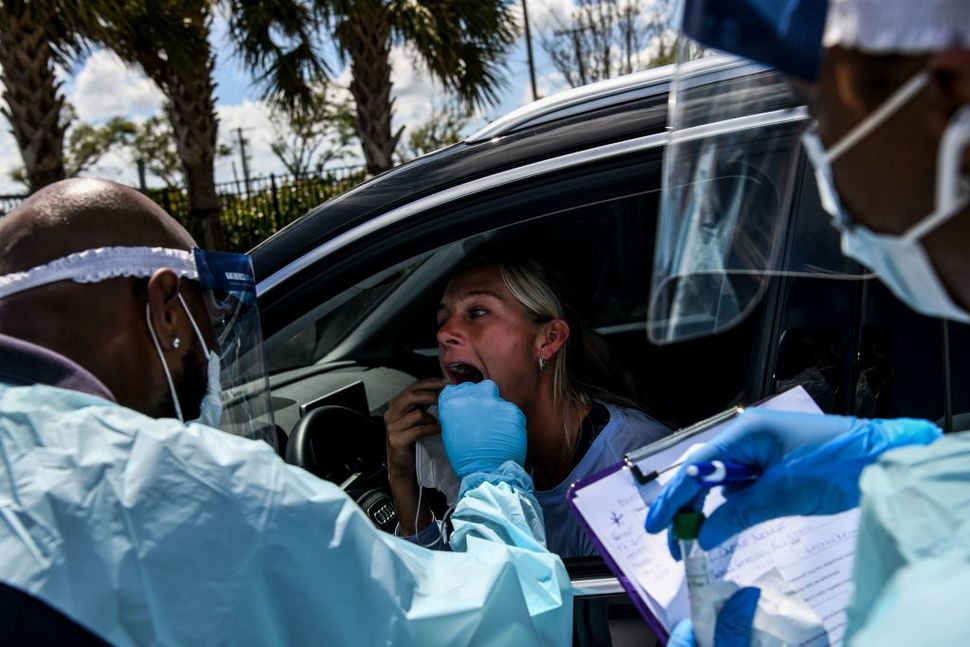 ¡Impactante aumento en Florida! Más de 25.400 contagiados y 740 fallecidos por COVID-19