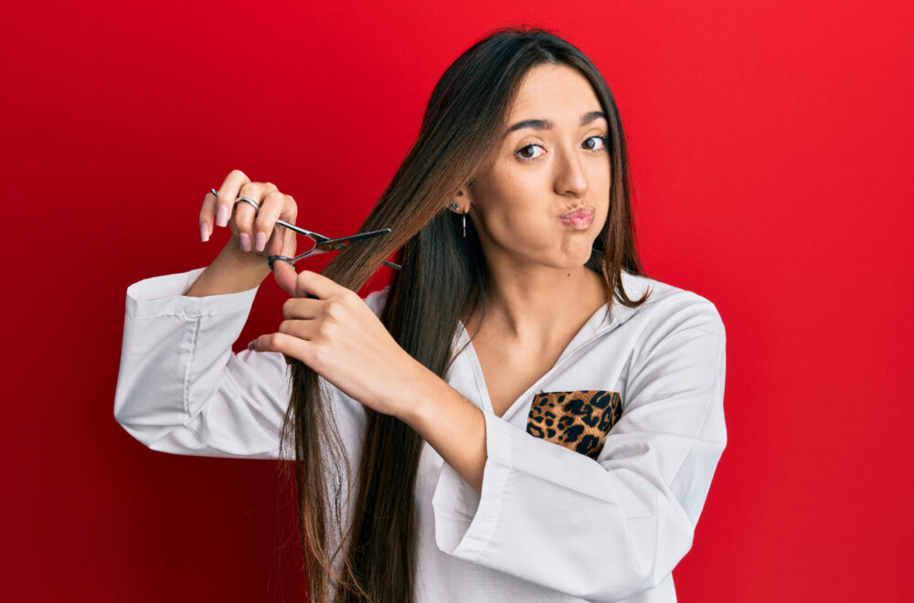 ¿Cortas tu propio cabello? La ciencia revela qué significa esa decisión