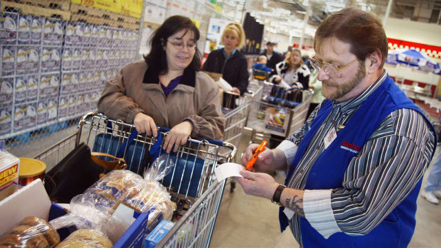 ¿Por qué los empleados de Costco revisan los recibos de compras?