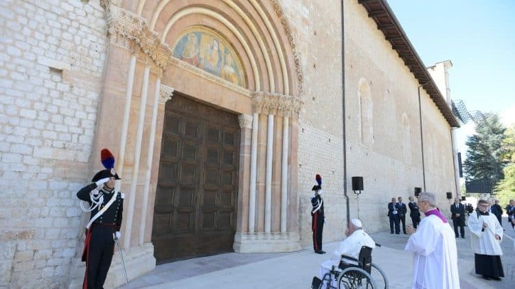Papa Francisco es el primero en abrir una Puerta Santa en L’Aquila desde el siglo XIII