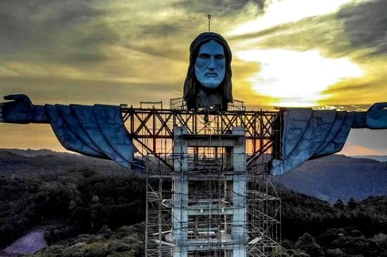 Cristo Protector de 43 metros toma forma en Brasil