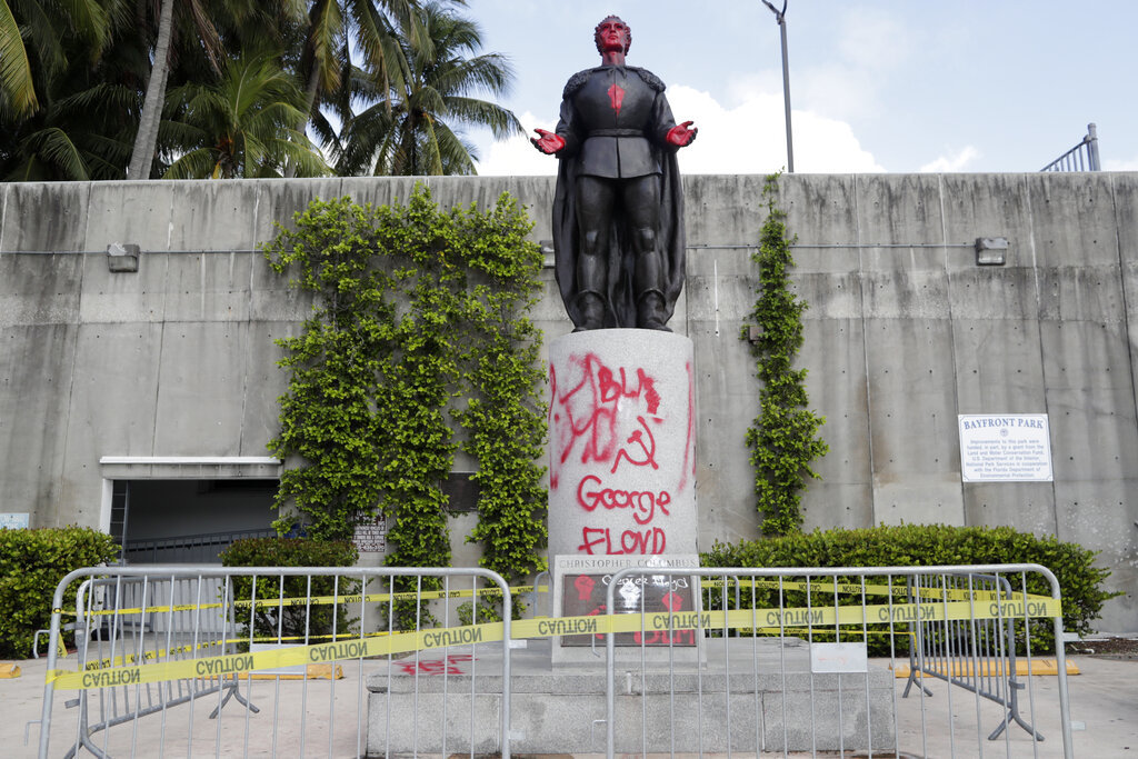 Siete detenidos por atacar estatua de Colón en Miami