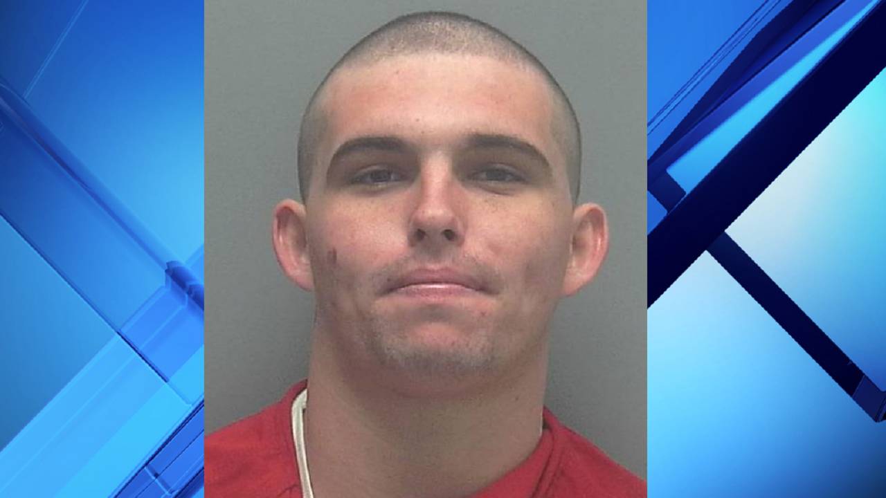 Arrestan a joven de 19 años en Florida por golpear y meter cigarros en la boca a un caimán