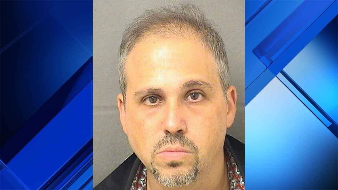 Hombre del sur de Florida ataca a su madre porque se negó a vestir su maniquí