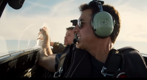 Tom Cruise piloteó un avión militar con un despavorido presentador de TV (VIDEO)