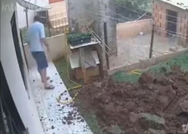 Hombre quería matar unas cucarachas y terminó haciendo explotar su jardín (Video)