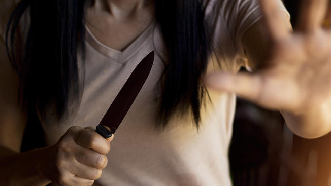 Padres son atacados con cuchillos al descubrir que su hija consume marihuana