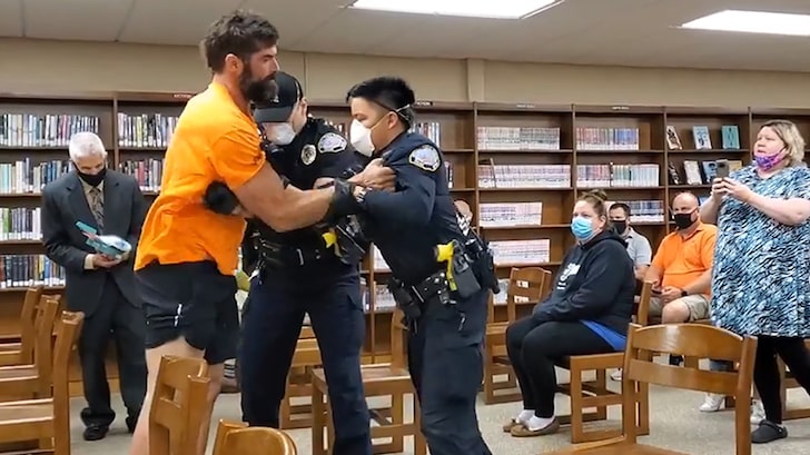 Un anti mascarillas es sacado a la fuerza de una junta escolar por la policía (VIDEO)
