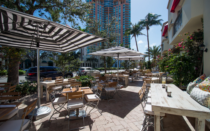 Un muerto y seis heridos en un café de Miami Beach cuando una mujer intentaba estacionarse
