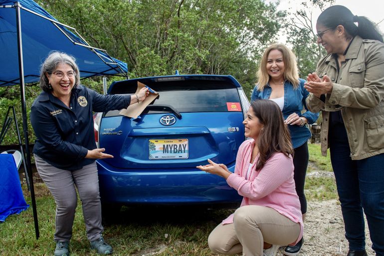 Miami-Dade estrena nueva placa de automóviles para salvar la Bahía de Biscayne