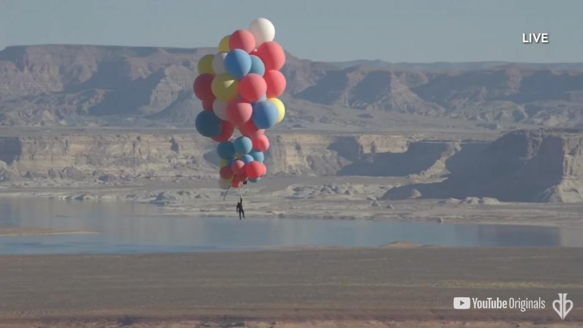 David Blaine asciende a 7.600 metros de altura colgado de 52 globos (VIDEO)
