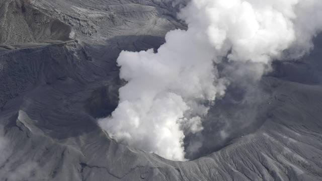 Violenta erupción en volcán de Japón (VIDEO)