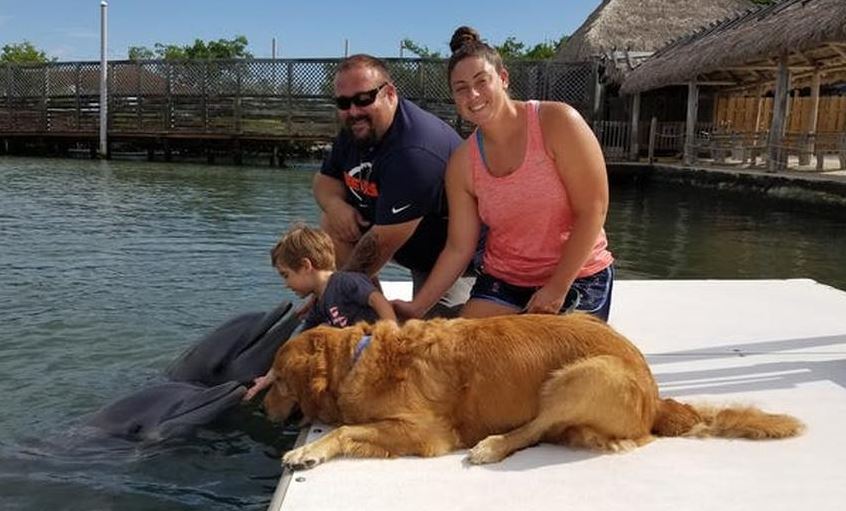 Perro y delfín festejan amistad de 8 años en Florida