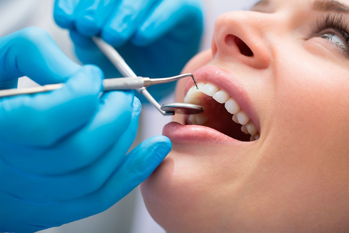 ¿Cómo evitar que le sangren los bolsillos tras visitar a un dentista?