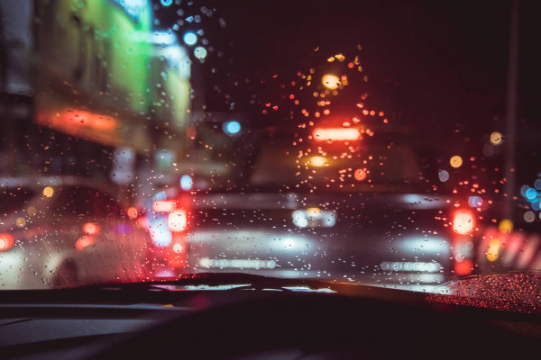DeSantis podría firmar una ley que permitirá a los conductores encender las luces intermitentes durante un aguacero