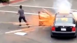 Quiso dejar una bomba en una manifestación en California y se la regresaron dentro del auto (VIDEO)