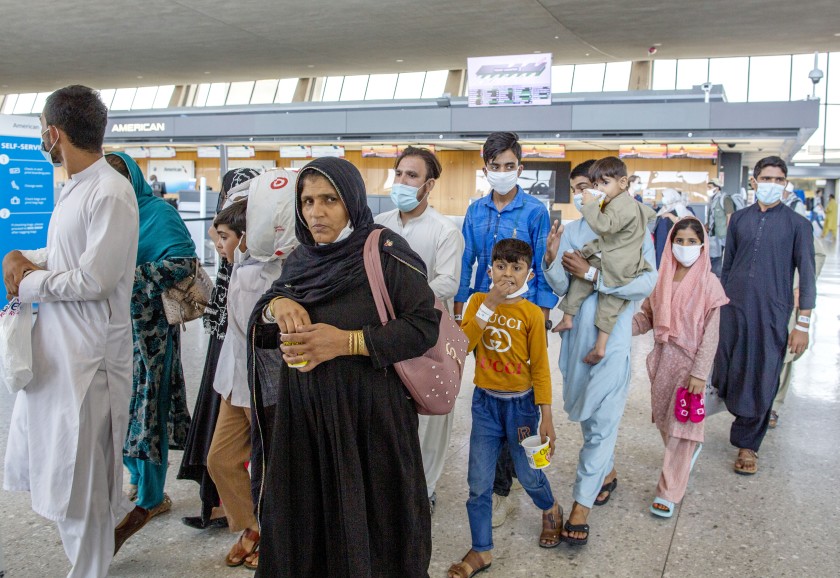 Estados Unidos abrió centro de vacunación para evacuados de Afganistán