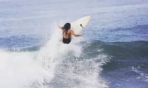 Campeona salvadoreña de surf murió tras ser alcanzada por un rayo