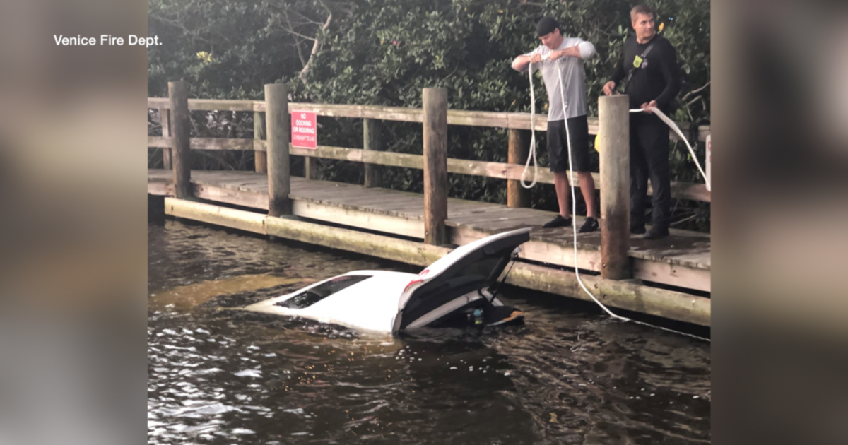 Kayakista de Florida rescata a una anciana que estuvo atrapada y sumergida en su auto durante horas
